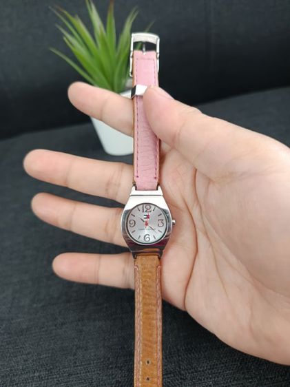 ส่งต่อ นาฬิกา มือสอง Tommy watch  แท้ มือสอง สภาพดี สายหนังแท้ เรือนสาย สามารถใส่ได้ทั้ง 2 สี สีชมพู กับ สีน้ำตาล ใส่ได้ทุกลุคค่ะ รูปที่ 3