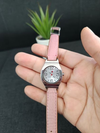 ส่งต่อ นาฬิกา มือสอง Tommy watch  แท้ มือสอง สภาพดี สายหนังแท้ เรือนสาย สามารถใส่ได้ทั้ง 2 สี สีชมพู กับ สีน้ำตาล ใส่ได้ทุกลุคค่ะ รูปที่ 7