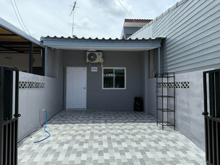 ขายทาวน์เฮ้าส์ชั้นเดียว พร้อมอยู่ ทำเลทอง 300 ถึงตลาด ฟรีโอน ต่อรองได้