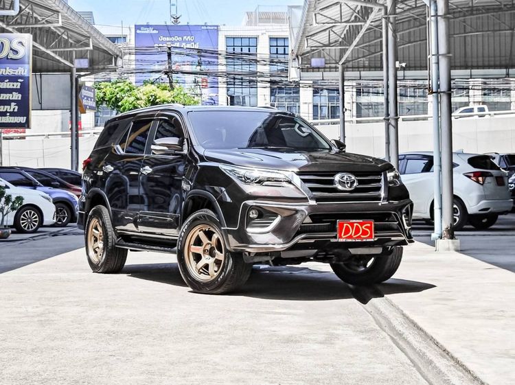 รถ Toyota Fortuner 2.4 V สี น้ำตาล