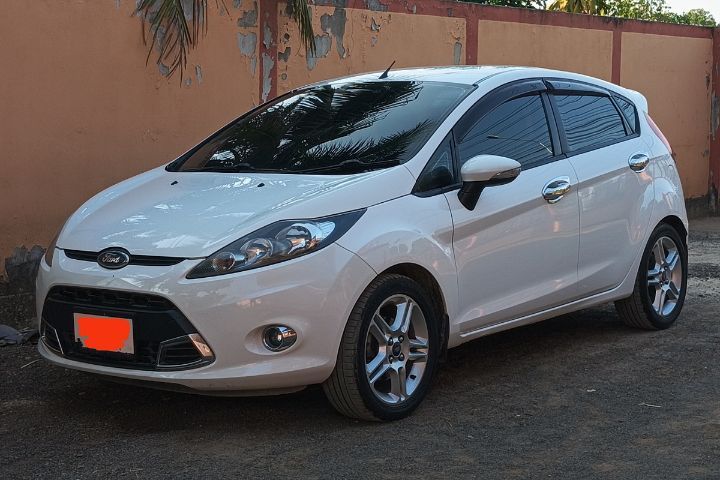 รถ Ford Fiesta 1.5 Sport สี ขาว