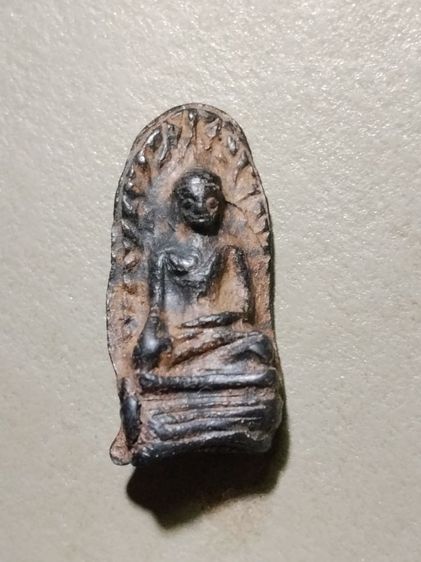 พระรอดลำพูนเนื้อดำ 