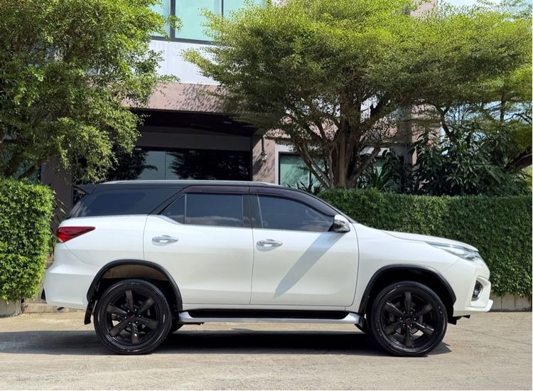 Toyota Fortuner 2018 2.8 V TRD Sportivo Utility-car ดีเซล ไม่ติดแก๊ส เกียร์อัตโนมัติ ขาว รูปที่ 2