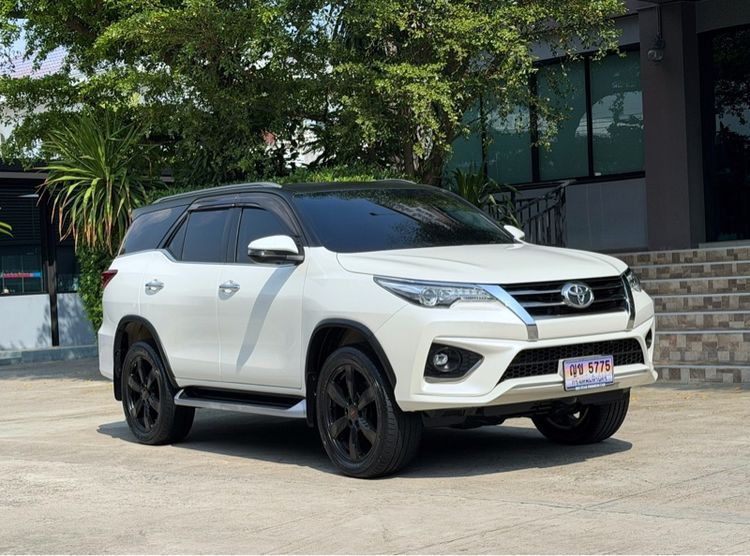 Toyota Fortuner 2018 2.8 V TRD Sportivo Utility-car ดีเซล ไม่ติดแก๊ส เกียร์อัตโนมัติ ขาว