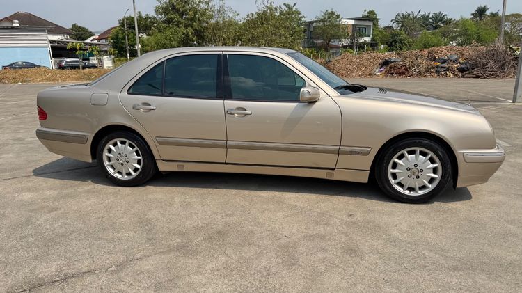 Mercedes-Benz E-Class 2001 E240 Sedan เบนซิน เกียร์อัตโนมัติ บรอนซ์ทอง รูปที่ 3
