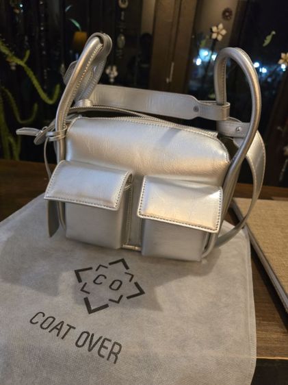 กระเป๋าสะพายข้างยี่ห้อ coat over