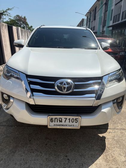 รถ Toyota Fortuner 2.4 V สี ขาว