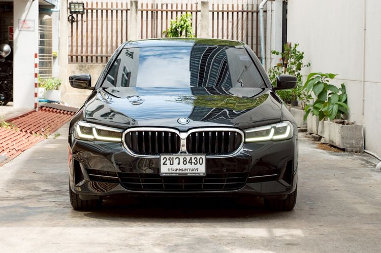 BMW Series 5 2022 530e Sedan ปลั๊กอินไฮบริด (PHEV) ไม่ติดแก๊ส เกียร์อัตโนมัติ ดำ รูปที่ 3
