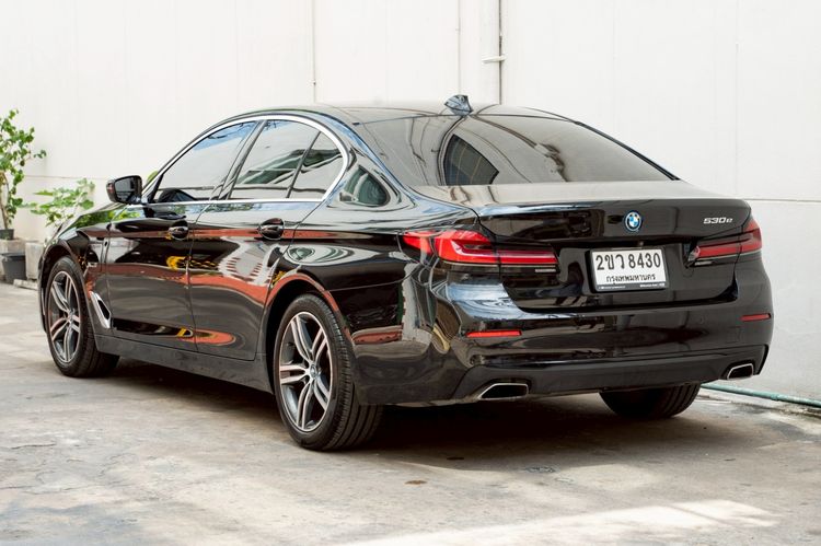 BMW Series 5 2022 530e Sedan ปลั๊กอินไฮบริด (PHEV) ไม่ติดแก๊ส เกียร์อัตโนมัติ ดำ รูปที่ 2