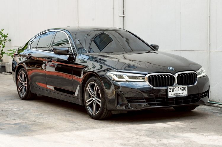 BMW Series 5 2022 530e Sedan ปลั๊กอินไฮบริด (PHEV) ไม่ติดแก๊ส เกียร์อัตโนมัติ ดำ