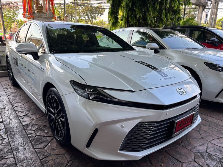 รถ Toyota Camry 2.5 HEV Premium Luxury สี ขาว
