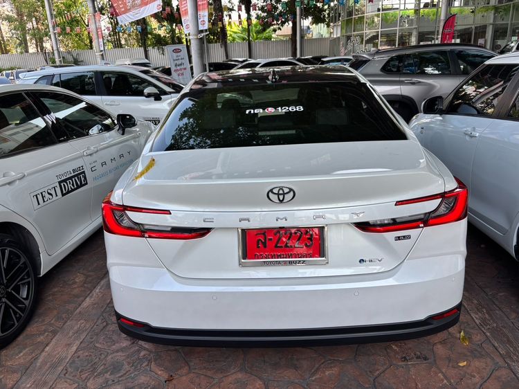 Toyota Camry 2025 2.5 HEV Premium Luxury Sedan ไฮบริด ไม่ติดแก๊ส เกียร์อัตโนมัติ ขาว รูปที่ 4
