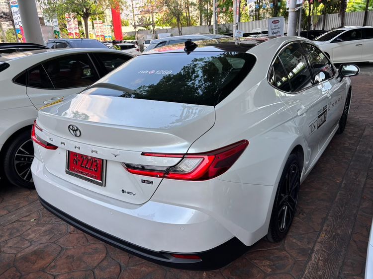 Toyota Camry 2025 2.5 HEV Premium Luxury Sedan ไฮบริด ไม่ติดแก๊ส เกียร์อัตโนมัติ ขาว รูปที่ 3