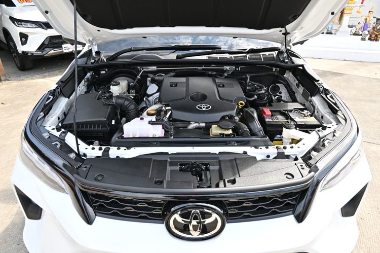 Toyota Fortuner 2021 2.8 Legender 4WD Utility-car ดีเซล ไม่ติดแก๊ส เกียร์อัตโนมัติ ขาว รูปที่ 3