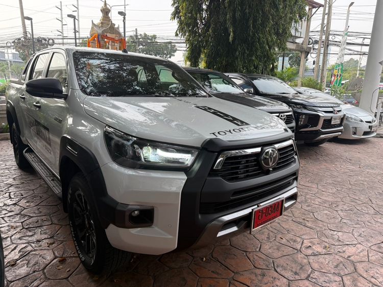 รถ Toyota Hilux Revo Double Cab Prerunner 2x4 2.4 Rocco สี ขาว