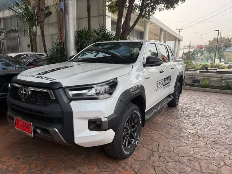 รถ Toyota Hilux Revo Double Cab Prerunner 2x4 2.4 Rocco สี ขาว