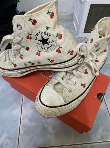 รองเท้าผ้าใบ ขาว ผ้า UK 6 | EU 39 1/3 | US 7.5 Converse รุ่น Chuck Taylor All Star 70 Hi "Cherry Egret" สีออฟไวท์พร้อมลายปักเชอร์รี่สี