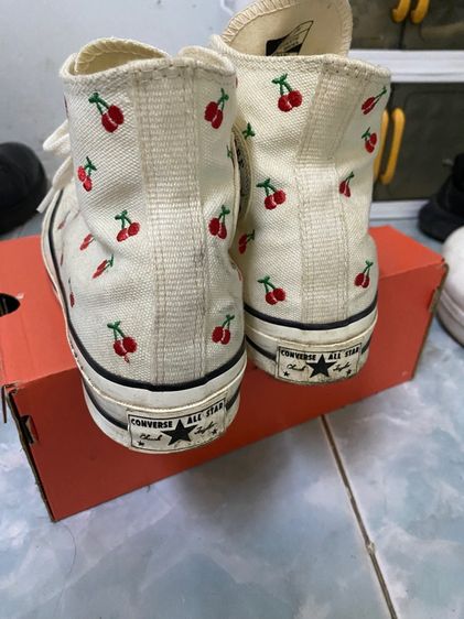 Converse รุ่น Chuck Taylor All Star 70 Hi "Cherry Egret" สีออฟไวท์พร้อมลายปักเชอร์รี่สี รูปที่ 2