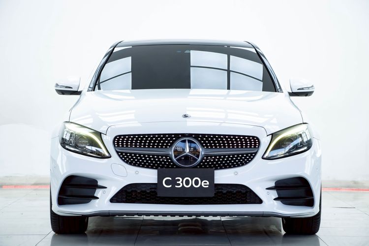 Mercedes-Benz C-Class 2024 C300 Sedan ปลั๊กอินไฮบริด (PHEV) ไม่ติดแก๊ส เกียร์อัตโนมัติ ขาว รูปที่ 4