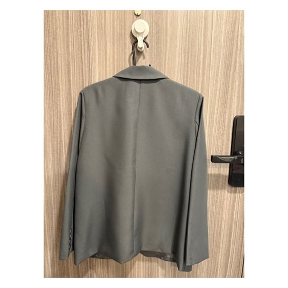 เสื้อสูทสีเทา รูปที่ 2