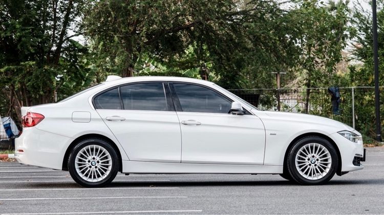 BMW Series 3 2017 320i Sedan เบนซิน ไม่ติดแก๊ส เกียร์อัตโนมัติ ขาว รูปที่ 4