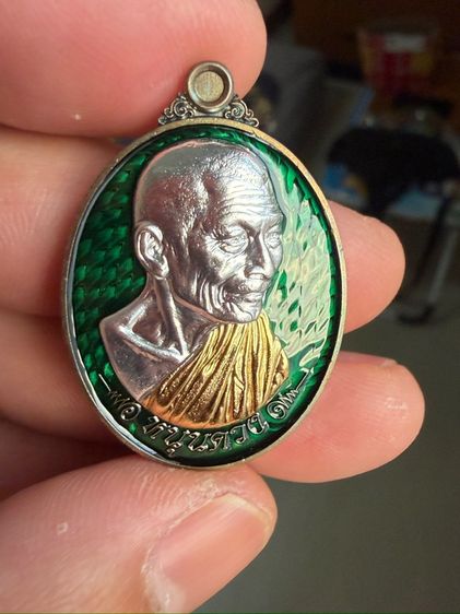 หลวงปู่ศิลา สิริจันโท หนุนดวง เนื้อนวะฤทธิ์ลงยาเขียวหน้ากาก 2 กษัตริย์