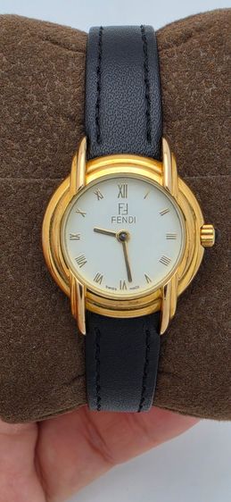FENDI Swiss Made Lady Watch – หน้าปัดโรมัน สีทองคลาสสิก สายหนังดำ สไตล์หรูสุภาพ รูปที่ 2