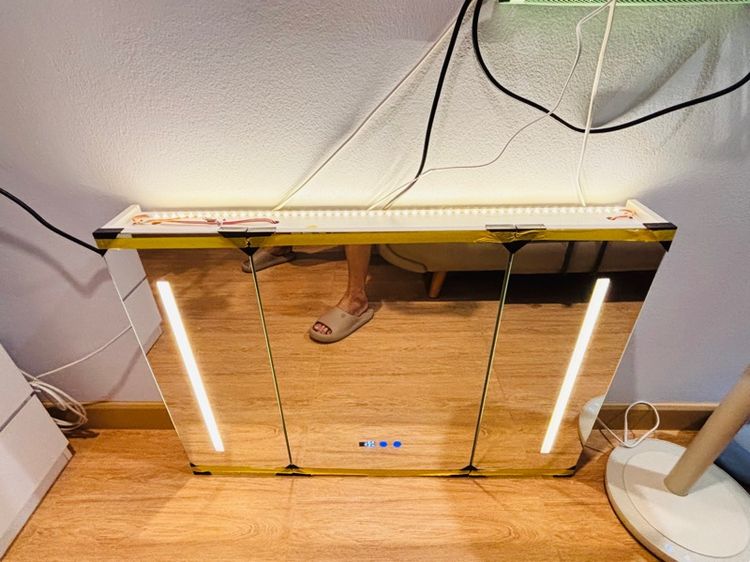 กระจกส่องหน้าพร้อมที่วางของใช้