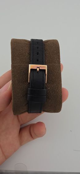 GUCCI Lady Watch GG Design – นาฬิกาผู้หญิง สีโรสโกลด์ หน้าปัดเทา สายหนังดำ ดีไซน์หรู รูปที่ 4