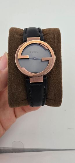 GUCCI Lady Watch GG Design – นาฬิกาผู้หญิง สีโรสโกลด์ หน้าปัดเทา สายหนังดำ ดีไซน์หรู รูปที่ 2