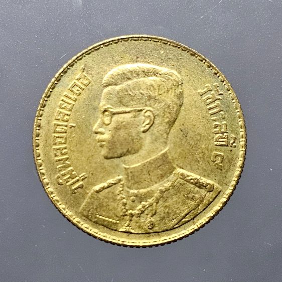 เหรียญ 50 สตางค์ ทองเหลือง "บล็อกตัวหนังสือหนา พ.ศ.2493 ผ่านใช้น้อย รูปที่ 2