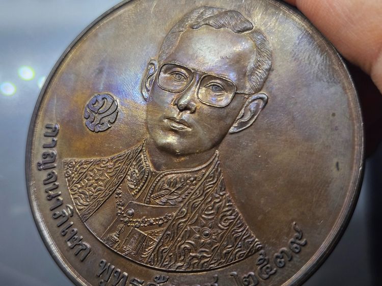 เหรียญที่ระลึกพระราชทานโรงพยาบาลศิริราช ครบ 108 ปี เนื้อทองแดงรมดำ ขนาด 7 เซน ปี2539 พร้อมกล่อง รูปที่ 3