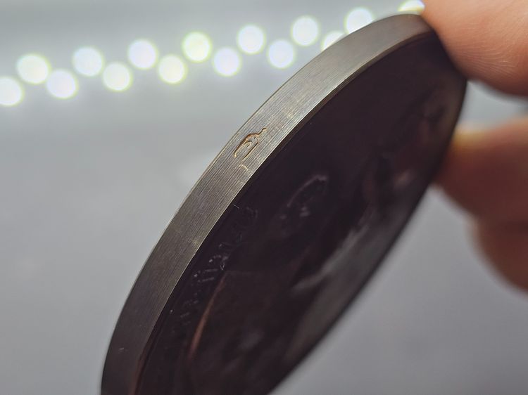 เหรียญที่ระลึกพระราชทานโรงพยาบาลศิริราช ครบ 108 ปี เนื้อทองแดงรมดำ ขนาด 7 เซน ปี2539 พร้อมกล่อง รูปที่ 6