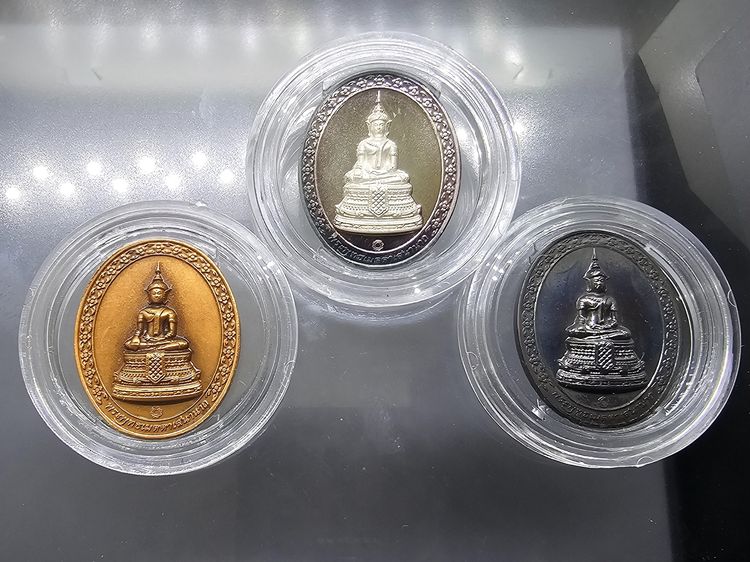 พระพุทธเมตตาเสนานาถ หลังพระปรมาภิไธย ภ.ป.ร. (ชุดเนื้อเงิน - นวะ - ทองแดง) กองทัพบก จัดสร้างเนื่องในวโรกาส 84 พรรษา ร9 ปี2556 พร้อมกล่องเดิม รูปที่ 3