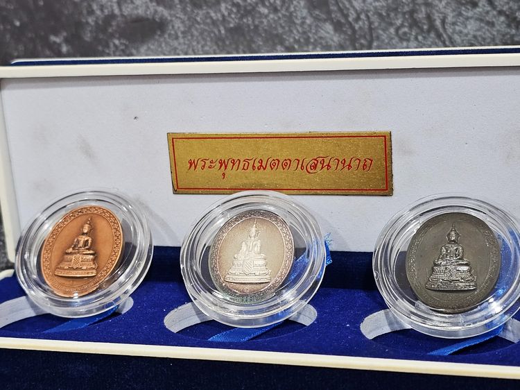 พระพุทธเมตตาเสนานาถ หลังพระปรมาภิไธย ภ.ป.ร. (ชุดเนื้อเงิน - นวะ - ทองแดง) กองทัพบก จัดสร้างเนื่องในวโรกาส 84 พรรษา ร9 ปี2556 พร้อมกล่องเดิม รูปที่ 2