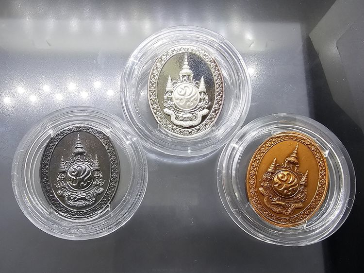 พระพุทธเมตตาเสนานาถ หลังพระปรมาภิไธย ภ.ป.ร. (ชุดเนื้อเงิน - นวะ - ทองแดง) กองทัพบก จัดสร้างเนื่องในวโรกาส 84 พรรษา ร9 ปี2556 พร้อมกล่องเดิม รูปที่ 4