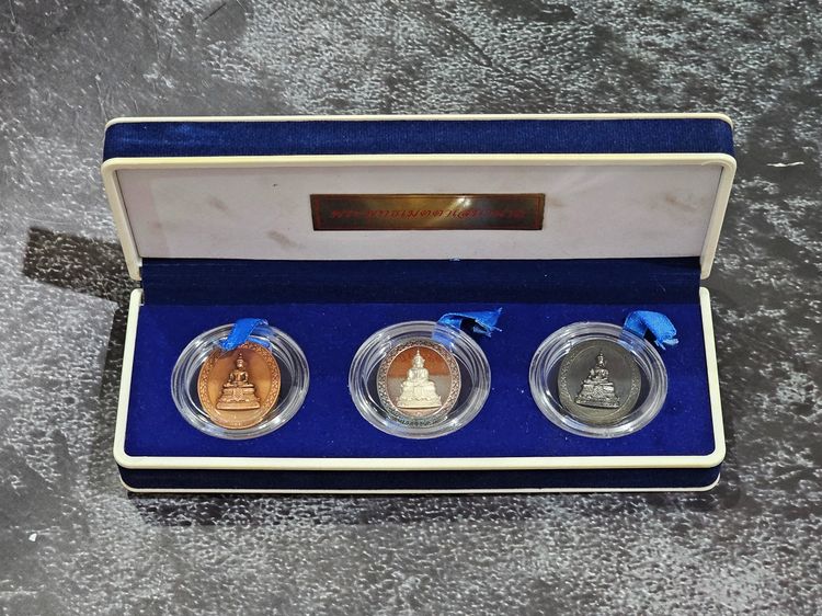 พระพุทธเมตตาเสนานาถ หลังพระปรมาภิไธย ภ.ป.ร. (ชุดเนื้อเงิน - นวะ - ทองแดง) กองทัพบก จัดสร้างเนื่องในวโรกาส 84 พรรษา ร9 ปี2556 พร้อมกล่องเดิม