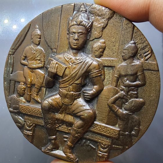 เหรียญที่ระลึก 700 ปี ลายสือไทย เนื้อทองแดงรมดำ ขนาด 7 เซน ปี2526 พร้อมกล่องเดิม รูปที่ 5