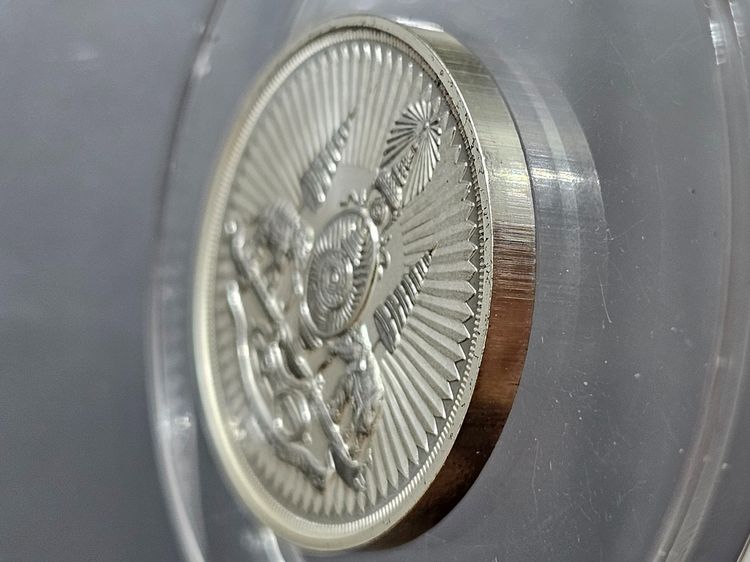 เหรียญตราสัญลักษณ์ กาญจนาภิเษก สองหน้า เนื้อเงินชุบ พ.ศ.2539 ขนาด 2.5 เซน รูปที่ 6