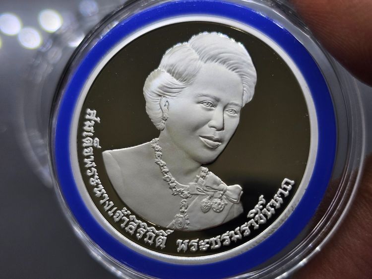 เหรียญ 800 บาท เนื้อเงินขัดเงา ที่ระลึกเฉลิมพระชนมพรรษา 7 รอบ ราชินี พ.ศ.2559 เหรียญเกรด PF69 NGC   ผลิตเพื่อเป็นที่ระลึกเฉลิมพระเกียรติสมเด รูปที่ 3