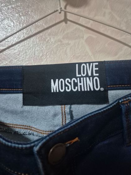 กางเกงยีนส์ขาครอป Love Moschino เอว 28 นิ้ว ยาว 37 นิ้ว สภาพดีมาก ราคา 1,500 บาทรวมส่ง รูปที่ 3