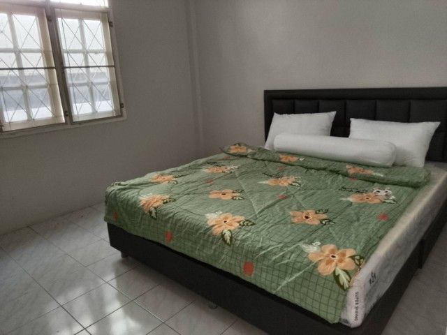 อื่นๆ ตกแต่งครบ สร้างเสร็จก่อน 2010 ใช่ ขายบ้านชั้นเดียว2หลังแต่ละหลังมี1น้ำ2นอน1รับแขกมีที่จอดรถหน้าและหลังบ้าน ใกล้ทะเล เพียง 400 เมตร ใกล้ถนนสุขุมวิทเพียง 100 เมตร รูปที่ 4