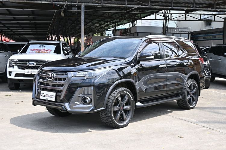 รถ Toyota Fortuner 2.8 V TRD Sportivo II 4WD สี ดำ