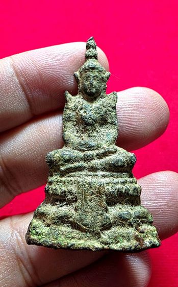 พระแก้วมรกตเก่าครับ ชอบปิดได้เลย