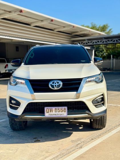 รถ Toyota Fortuner 2.8 TRD Sportivo สี ขาว
