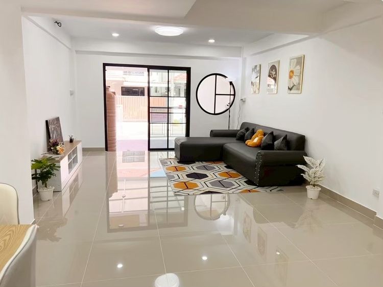 มีบางส่วน ขายทาวน์เฮ้าส์ 3 ชั้น หมู่บ้านธนพร ลำลูกกา 11 ทำเลใกล้ตลาดนานาเจริญ เนื้อที่ 16 ตร.วา มี 4 ห้องนอน 3 ห้องน้ำ รีโนเวทใหม่  รูปที่ 4