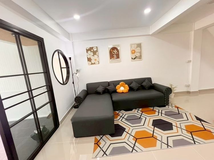 มีบางส่วน ขายทาวน์เฮ้าส์ 3 ชั้น หมู่บ้านธนพร ลำลูกกา 11 ทำเลใกล้ตลาดนานาเจริญ เนื้อที่ 16 ตร.วา มี 4 ห้องนอน 3 ห้องน้ำ รีโนเวทใหม่  รูปที่ 3