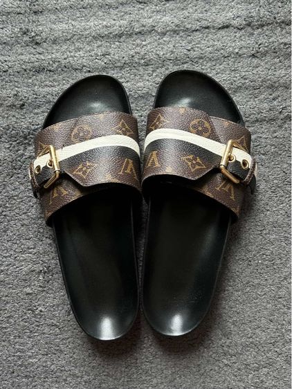 รองเท้าแตะหลุยส์