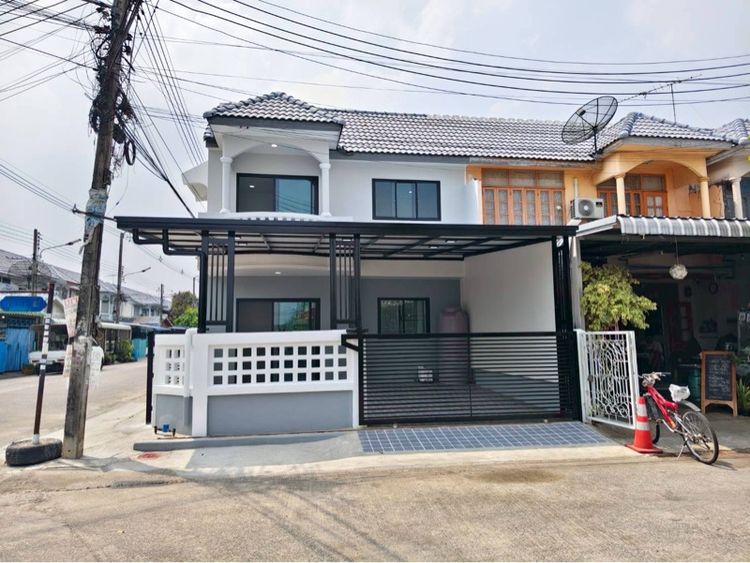 ทาวน์เฮาส์ 2 ชั้น หลังมุม ถนนเมน หมู่บ้านอยู่เจริญ