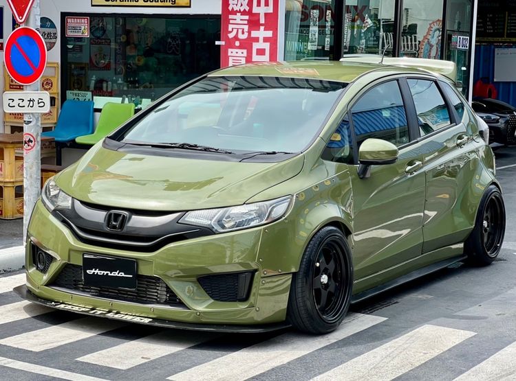 รถ Honda Jazz 1.5 V สี เขียว